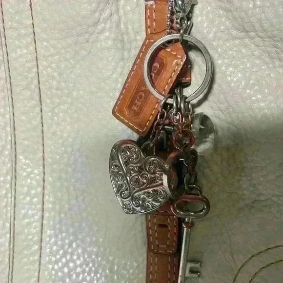 COACH Chelsea Tote Overshoulder Handbag Genuine Pebble Leather Cream Tan Heart - Picture 2 of 15